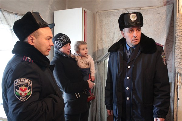 В Славянске полиция пожаловала к многодетной матери с пакетами продуктов и прицепом дров