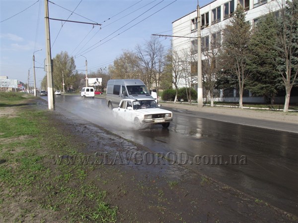 В Славянске по проезжей части  потекли ручьи питьевой воды