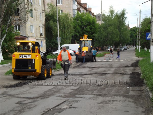 В Славянске начали ремонтировать дороги