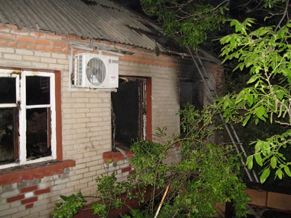 В Славянске в одном из домов частного сектора около двух часов ночи начался пожар.  26 -летний парень сгорел заживо