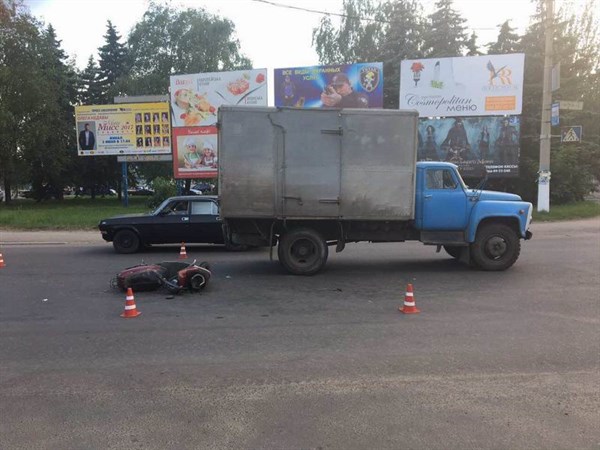 В Славянске ДТП: водитель грузовика наехал на мопедиста