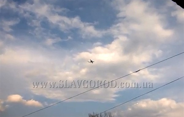 Вертолётов над Славянском нет. Полетели самолёты (ВИДЕОФАКТ)