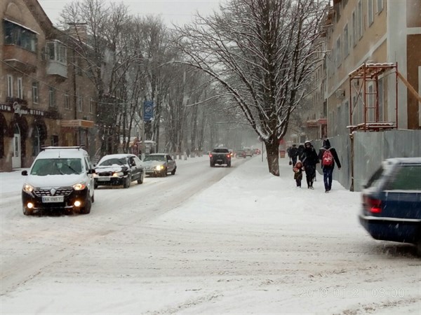 Славянск занесло снегом: полицейские просят водителей быть очень осторожными на дорогах 