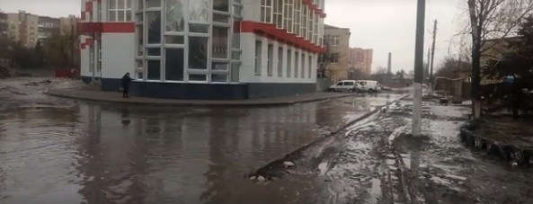 Видео дня: Возле «Фуршета» дорогу перейти невозможно, зато гондольерам раздолье в  Славянске