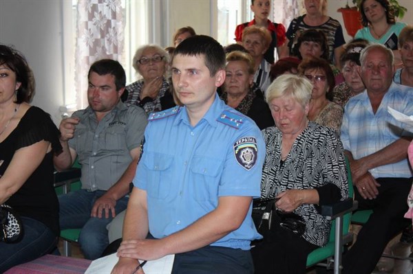 В Славянске полиця и мэр города пришли на сход с жителями Черевковки 