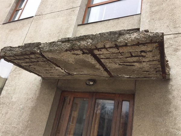 Аварийно-опасный козырек на здании Славянского горсовета расположен  в пяти метрах от детской площадки. Фотофакт