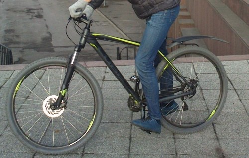 В Славянске велосипедист попался на глаза полицейским со шприцом в кармане