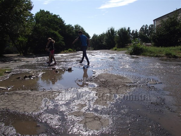 Речка Артемка: в микрорайоне Артема в Славянске утром потекла река (фотофакт)
