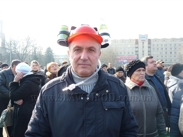 Фотофакт: житель Святогорска пришел на славянский митинг в оригинальном головном уборе 