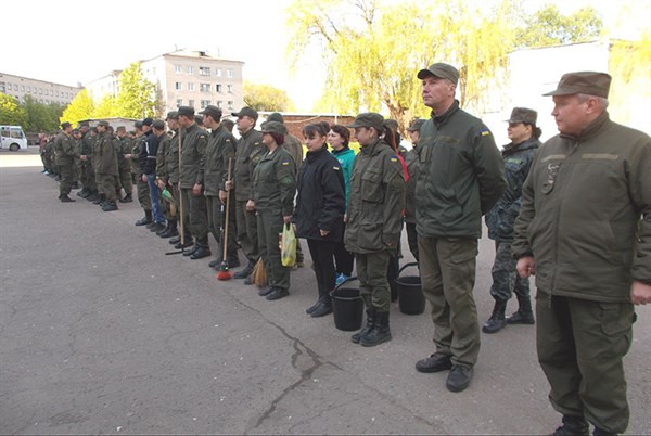 К уборке Славянска присоединились военные Национальной гвардии