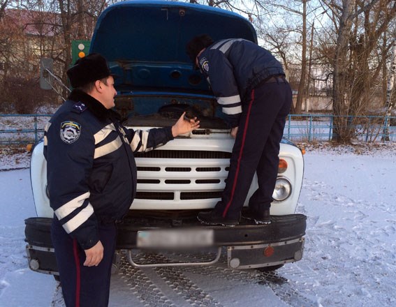 Славянские полицейские помогли водителю ЗИЛа отремонтировать машину