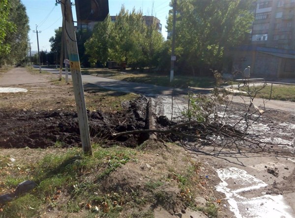 Жители города возмущены: «Славгорводоканал» начал рыть ямы там, где летом заасфальтировали дороги. Фотофакт
