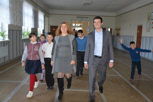 В канун праздника Дня учителя народный депутат Украины Юрий Солод посетил учебные учреждения Славянска и Николаевки