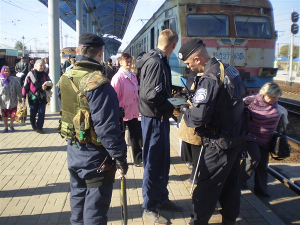 Транспортная милиция организовала работу фильтрационного центра на железнодорожном вокзале Славянска