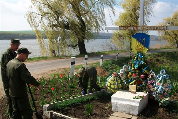 В Славянске военнослужащие на кануне поминальных дней привели в порядок памятные знаки погибшим участникам АТО