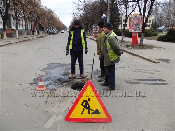 В Славянске продолжается прочистка канализационных коллекторов
