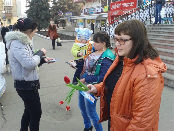 Мелочь, а приятно: в преддверии Международного женского дня на улицах Славянска женщинам дарили тюльпаны и открытки от Алексея Азарова (ФОТО)