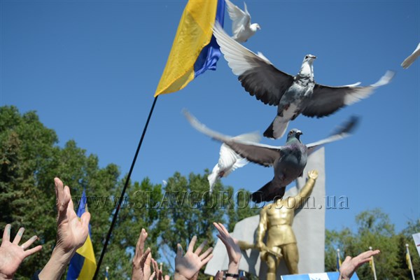 В Славянске в честь 9 мая прошел многотысячный марш, несмотря на попытки провластных радикалов испортить праздник Победы