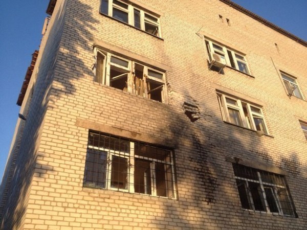Фотофакт: в ходе вчерашнего артобстрела Славянска пострадало здание психиатрической больницы в районе Семёновка