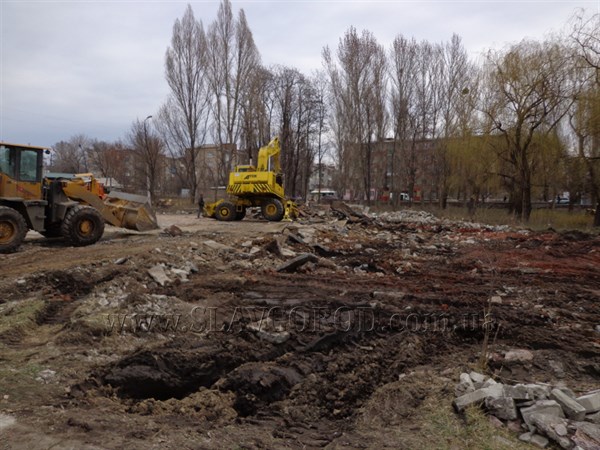 В Славянском парке культуры и отдыха готовят площадку для установки главной городской сцены (ФОТО)