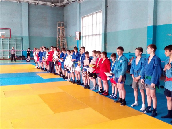 Славянские спортсмены приняли участие в чемпионате области по  самбо