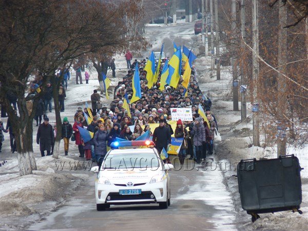 В Славянске состоялся Марш мира в память о погибших под  Волновахой. Более полутысячи славянцев прошли центральными улицами города (фото, видео)