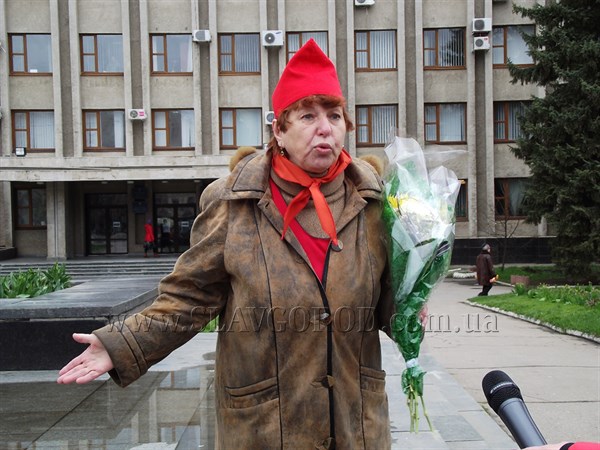 Годовщина со дня рождения вождя: к памятнику Ленину в Славянске возложили цветы
