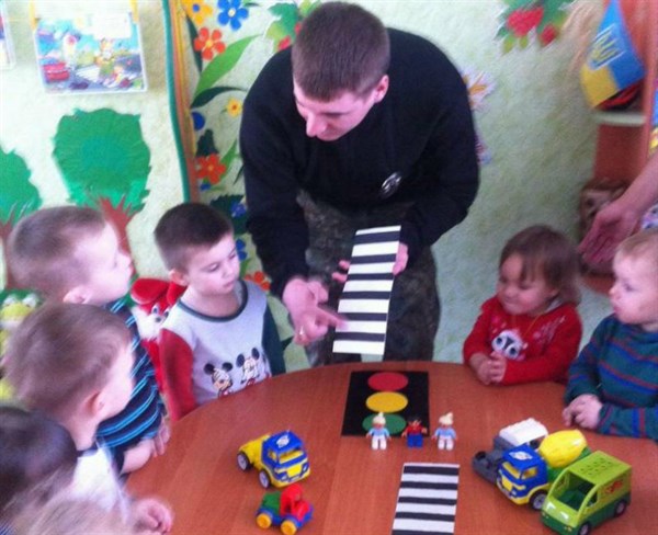 В Славянске полицейские учили дошколят дорожной азбуке (ФОТО)