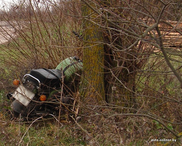В Славянске врезавшемуся в дерево мотоциклисту пришлось вызывать спасателей, чтобы вытащить ногу из колеса