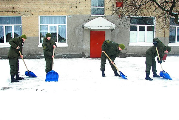 Как бойцы Нацгвардии воевали со снегопадом (Фото)