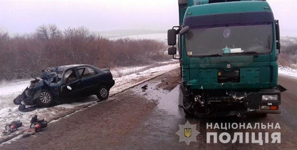 На трассе Бахмут-Славянск легковой автомобиль столкнулся с грузовиком: погиб 50-летний водитель