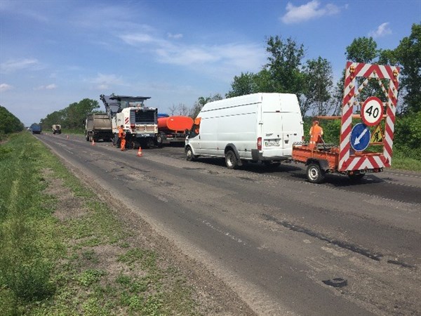 Ремонтируют дорогу от Славянска в направлении Бахмута протяженностью в 10 километров
