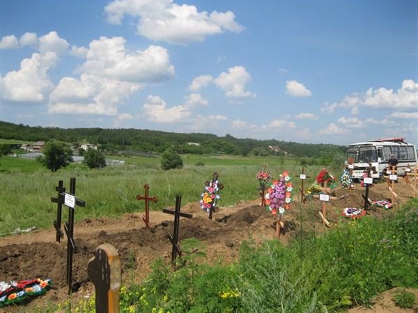 Сотрудники Славянского отделения полиции продолжают работу по установлению лиц,  похороненных в городе в период боевых действий
