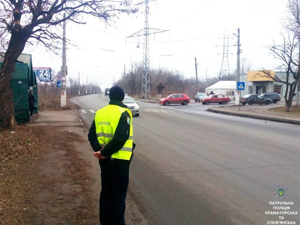 Экипажи полиции продолжают дежурить на перекрестке улиц Современной и Донской