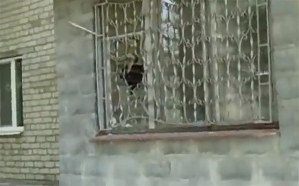 Обстрел центра города: по улице Королёва снаряд влетел на балкон квартиры, расположенной на первом этаже пятиэтажки (ВИДЕО)
