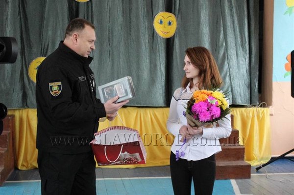 Снежану Кальченко из ОШ №19, которая нашла потерявшегося ребенка,  поздравил начальник Славянской полиции