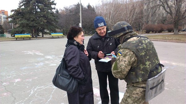 Военнослужащие АТО провели патриотическую акцию на площади в Славянске 