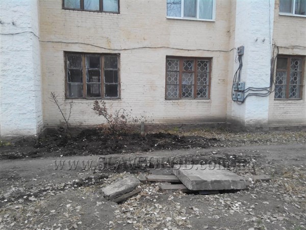 Жители дома по улице Чубаря в Славянске жалуются на отсутствие воды