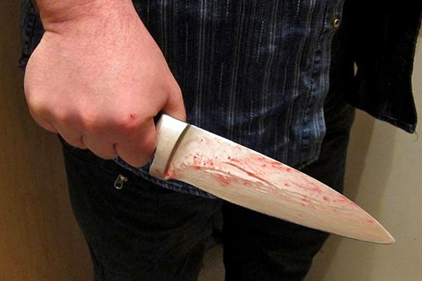 В Славянске  отчим напал на падчерицу с ножом