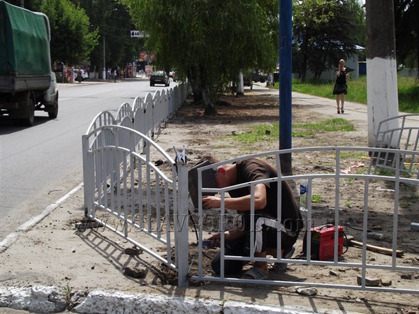 В Славянске улицу Батюка ограждают забором