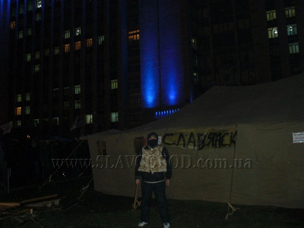 Активисты из Славянска под зданием Донецкой облгосадминистрации установили самую большую палатку, а мэр Неля Штепа подарила им  иконы