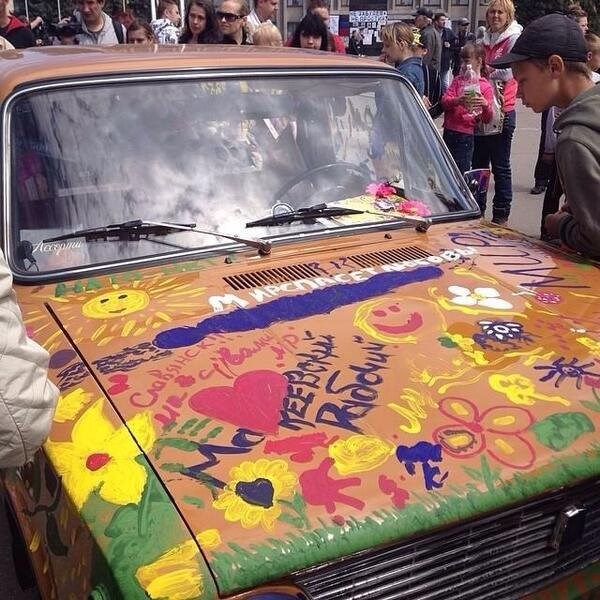 Фотофакт: сегодня в Славянск приехала «машина добра» поддержать местную детвору в столь непростое для города время