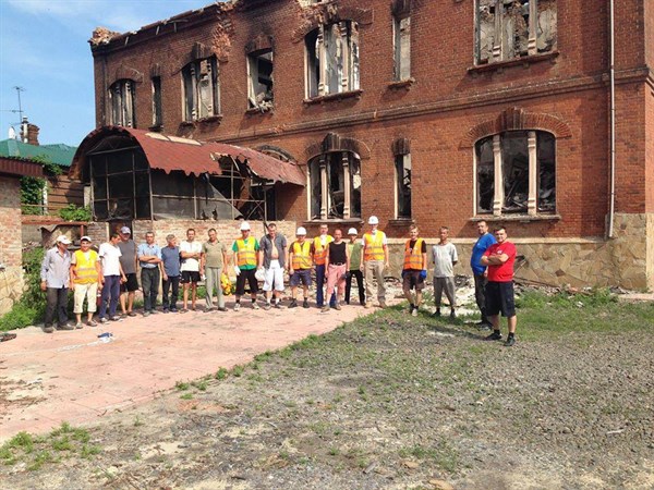 В Славянске волонтеры восстанавливают Купеческий дом