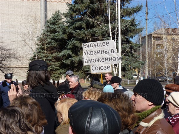 В Славянске пикетировали районную государственную администрацию: жители города передали обращение губернатору (ВИДЕО)