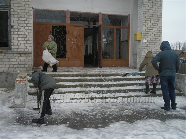 Жители поселка  Семеновка в Славянске пытаются восстановить дом культуры в микрорайоне