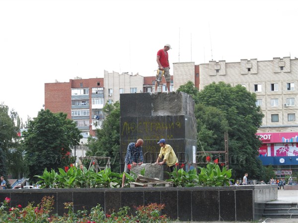 В Славянске демонтируют постамент, оставшийся от памятника Ленину