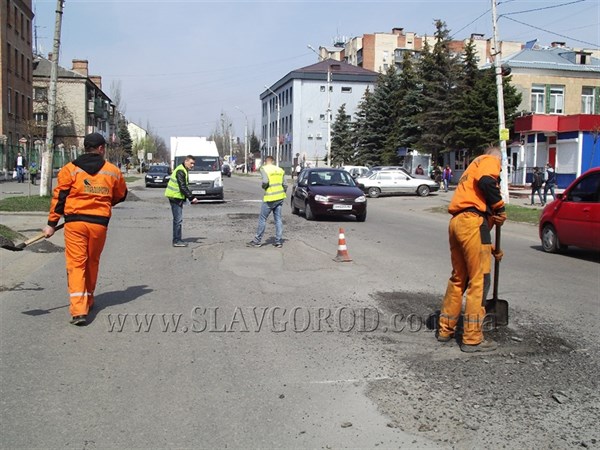 10 улиц в Славянске, на которых должны в этом году «залатать» ямы на дорогах 