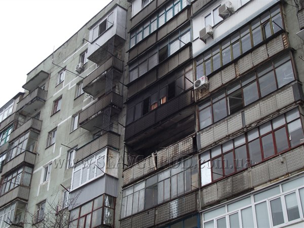 В Славянске из-за замыкания гирлянды на елке сгорела квартира в девятиэтажке. Пострадало четыре человека, среди которых двое детей