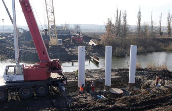 Работы идут по графику, но приходится «вдохновлять»: глава области проинспектировал, как продвигается восстановление разрушенного моста в Славянске