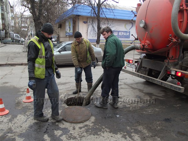В Славянске продолжают освобождение центра города от канализационных стоков
